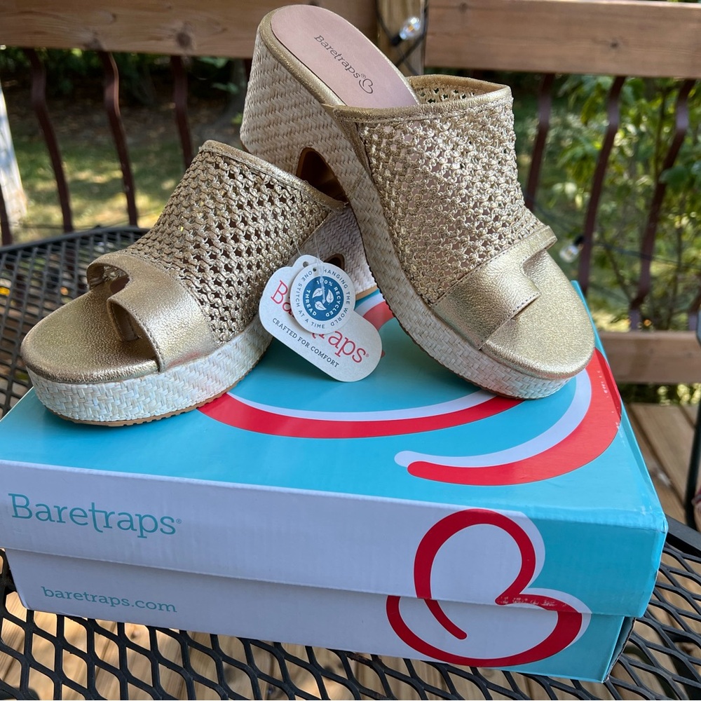 Baretraps Maia Old Gold wedge sandals 9M. NEW